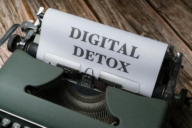 Paper in typewriter with the words Digital Detox printed on it
